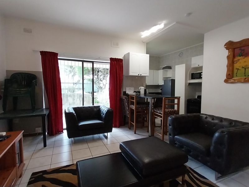 This stylish  ground-floor apartment offers comfortable living in a prime location - Photo 6