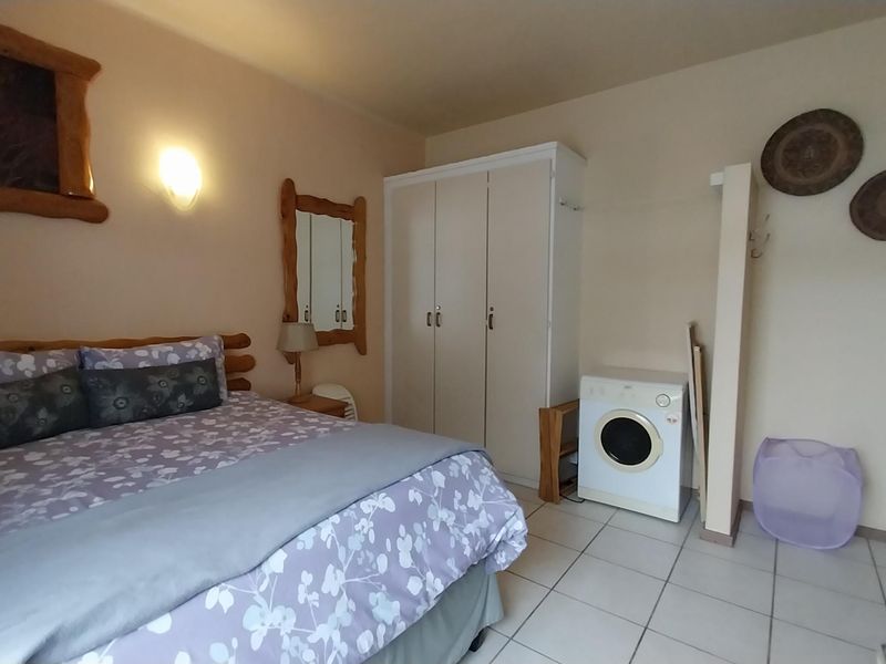 This stylish  ground-floor apartment offers comfortable living in a prime location - Photo 7