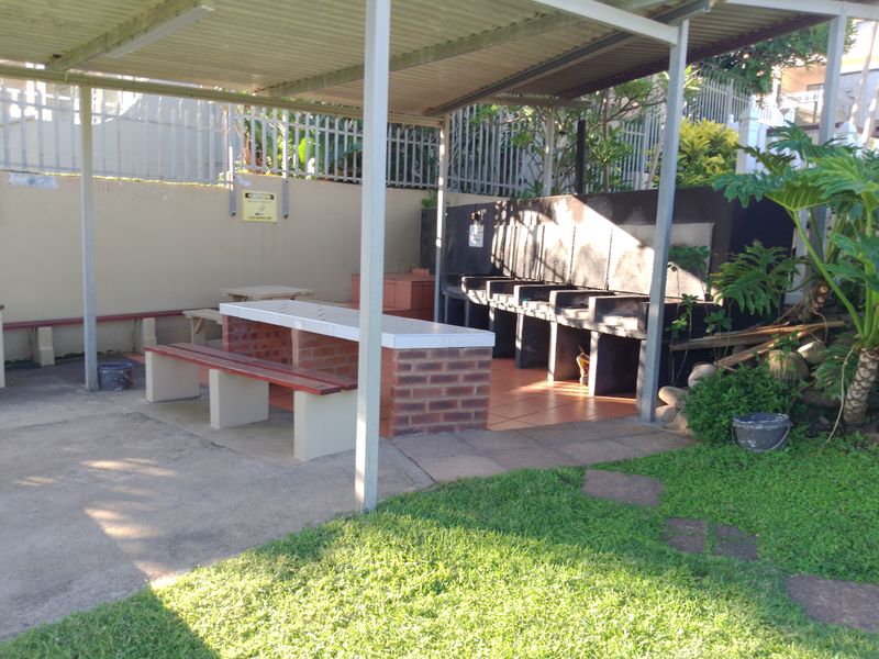 This stylish  ground-floor apartment offers comfortable living in a prime location - Photo 3