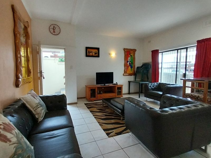 This stylish  ground-floor apartment offers comfortable living in a prime location - Photo 4