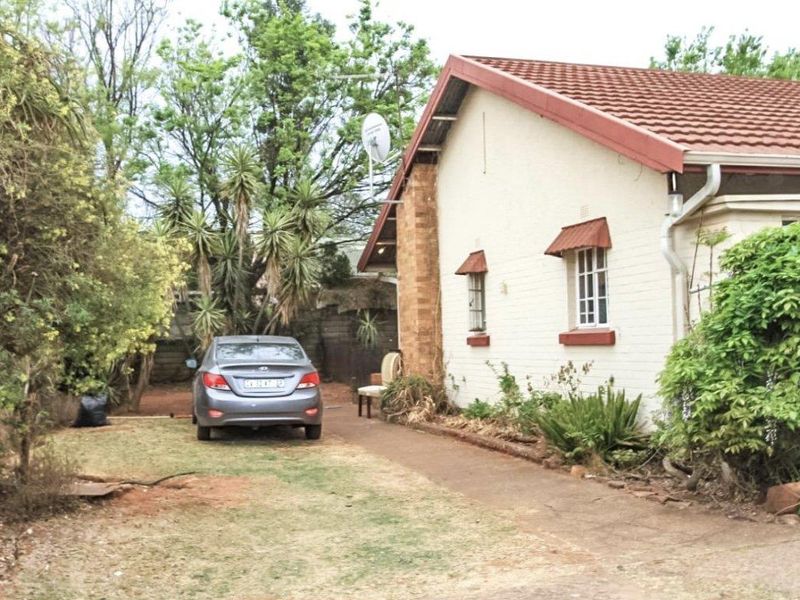 Inviting  3-Bedroom Home with Cottage in Wychwood - Photo 3