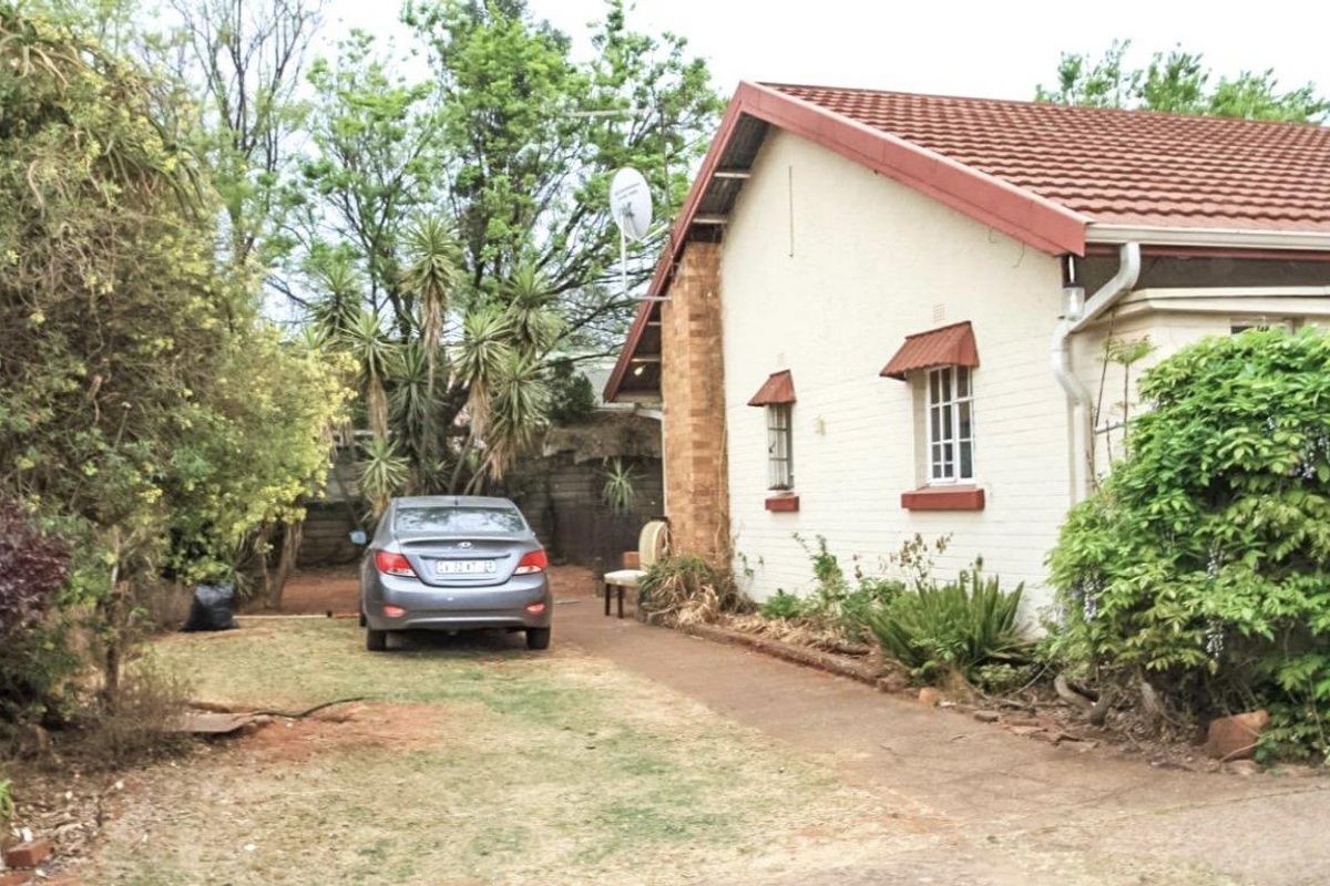 Inviting  3-Bedroom Home with Cottage in Wychwood - Photo 3