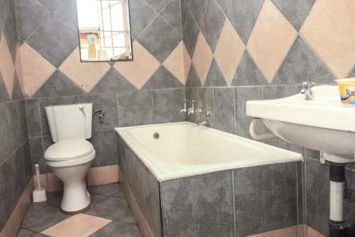 Inviting  3-Bedroom Home with Cottage in Wychwood - Photo 5