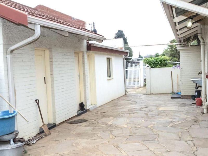 Inviting  3-Bedroom Home with Cottage in Wychwood - Photo 4