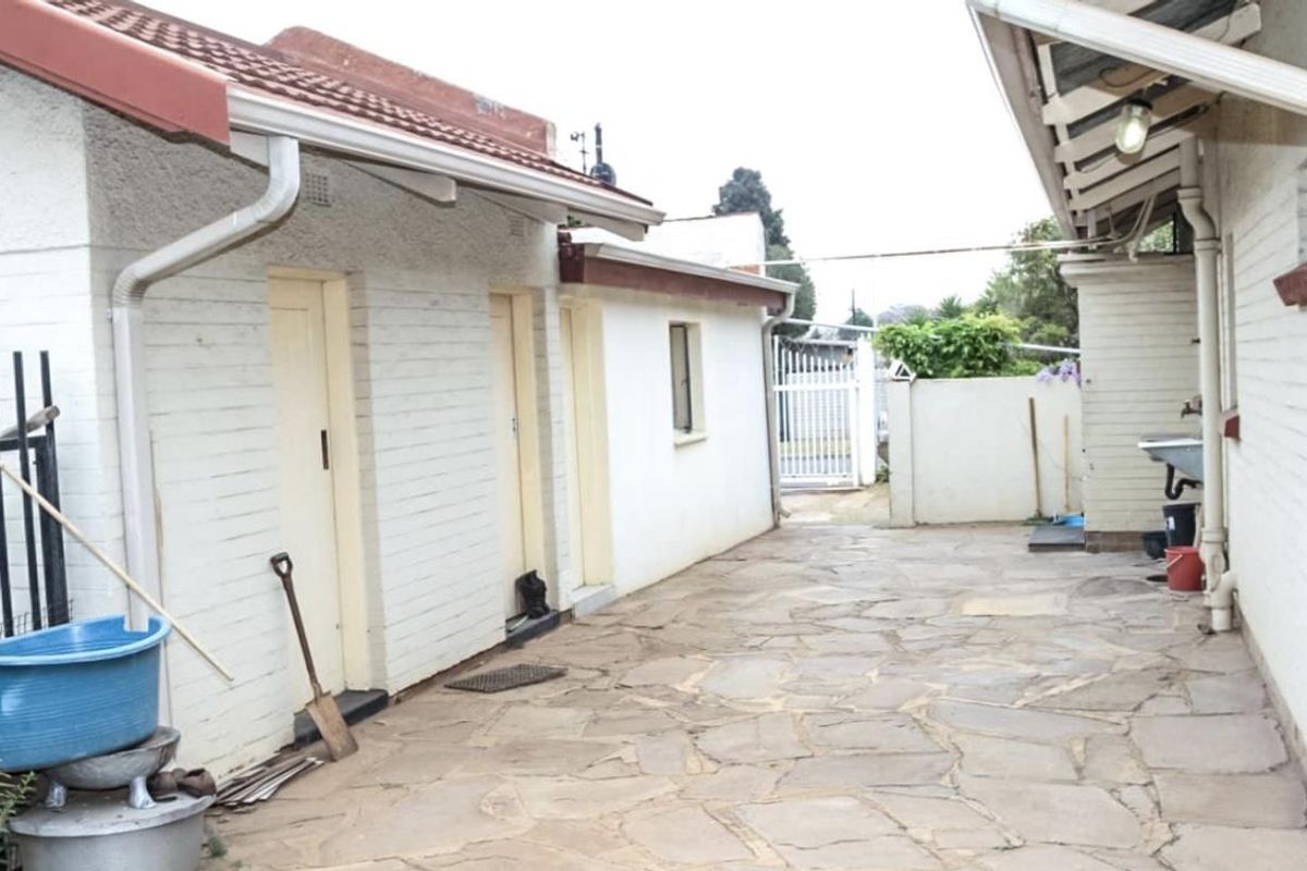 Inviting  3-Bedroom Home with Cottage in Wychwood - Photo 4