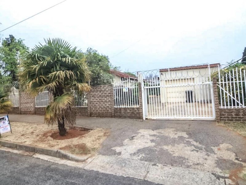 Inviting  3-Bedroom Home with Cottage in Wychwood - Photo 2