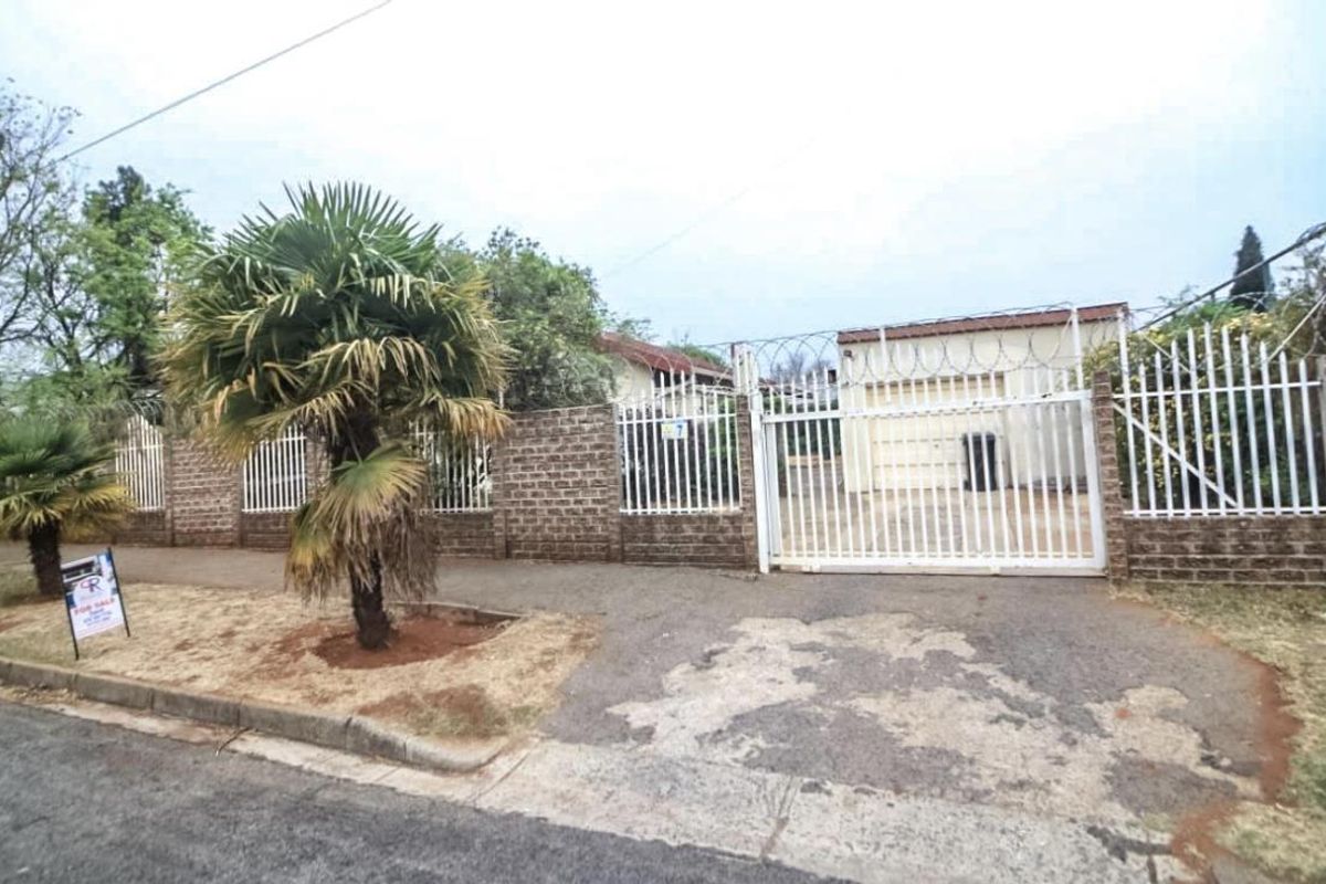 Inviting  3-Bedroom Home with Cottage in Wychwood - Photo 2