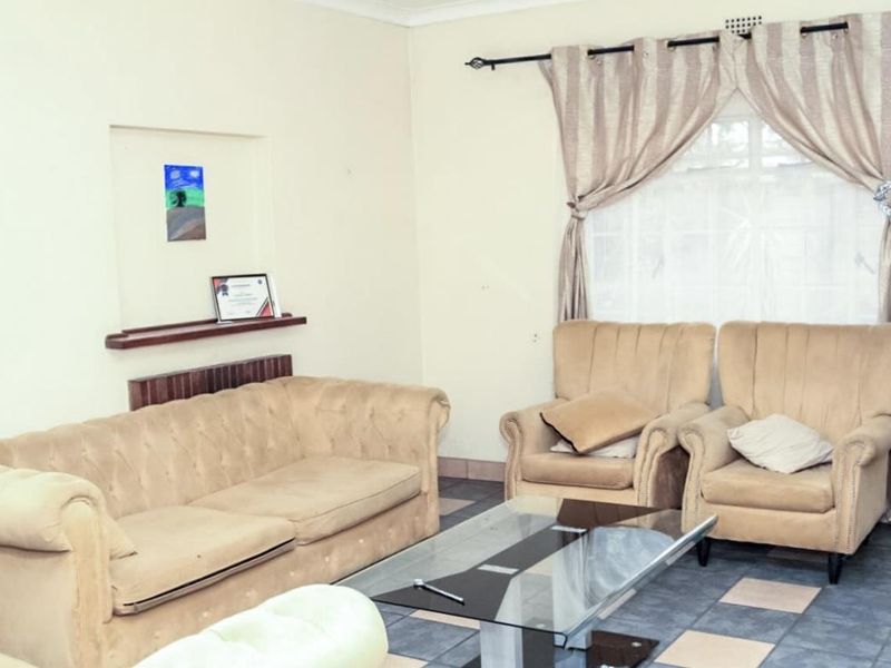 Inviting  3-Bedroom Home with Cottage in Wychwood - Photo 7