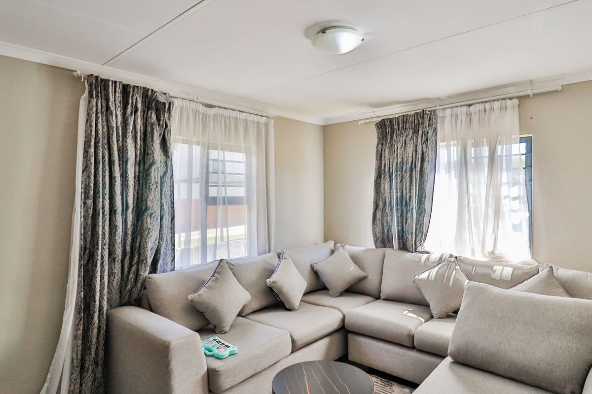 Modern home in secure estate - Photo 4