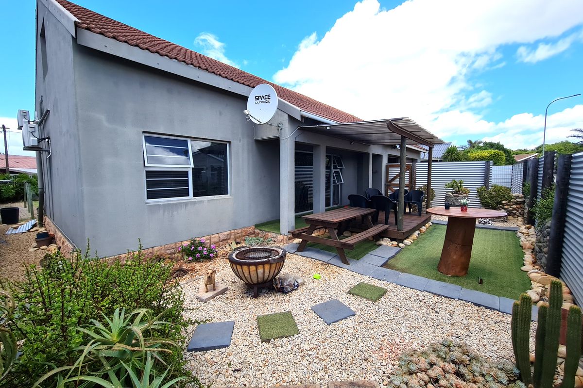 Creative Artistic Home with Rustic Tones in C-Place, Jeffreys Bay - Photo 4