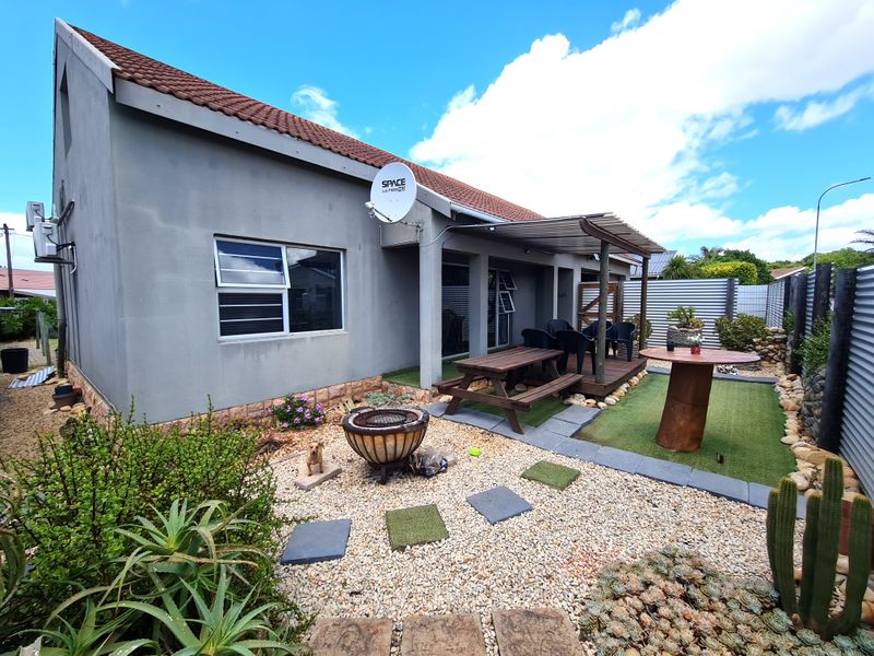 Creative Artistic Home with Rustic Tones in C-Place, Jeffreys Bay - Photo 4