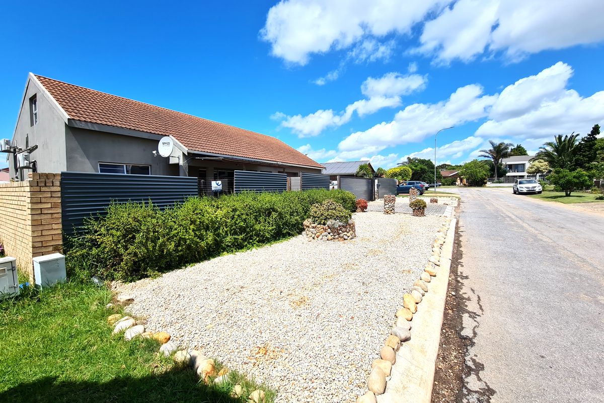 Creative Artistic Home with Rustic Tones in C-Place, Jeffreys Bay - Photo 2