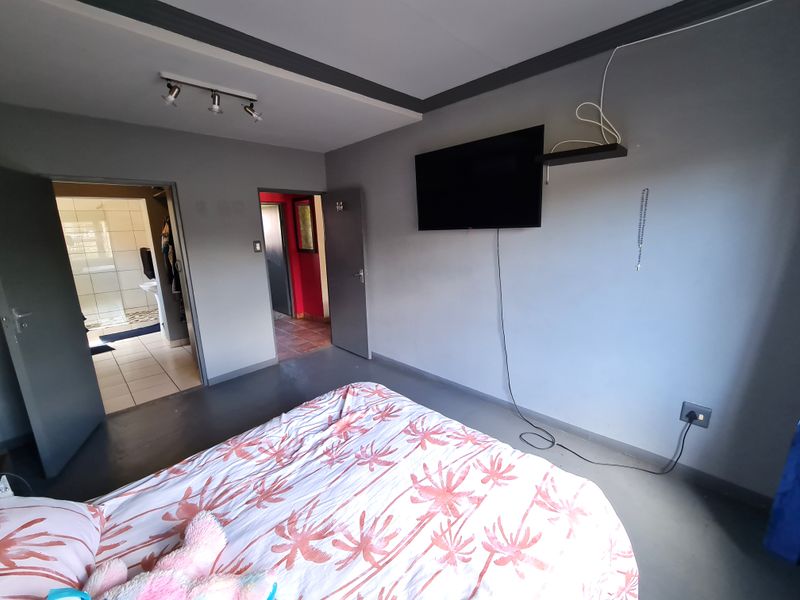 Creative Artistic Home with Rustic Tones in C-Place, Jeffreys Bay - Photo 8