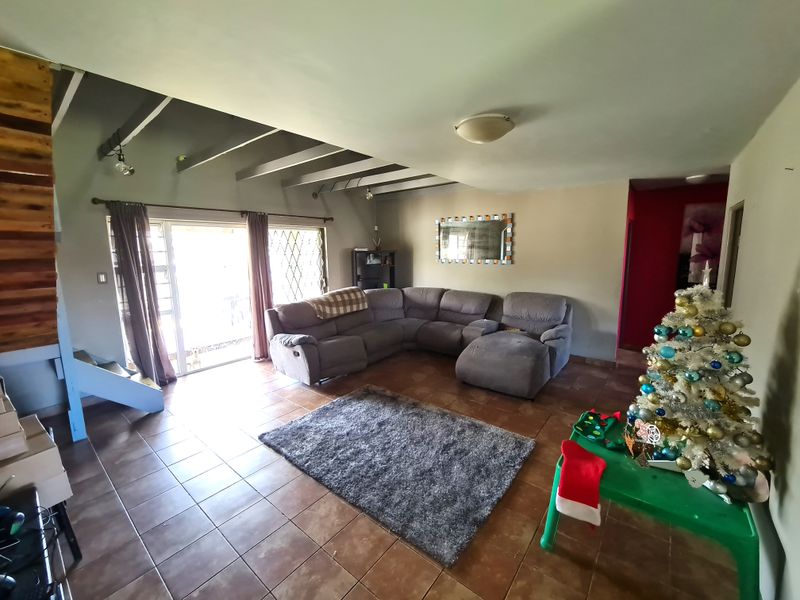 Creative Artistic Home with Rustic Tones in C-Place, Jeffreys Bay - Photo 6