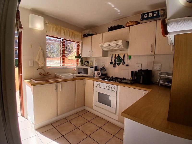 Neat Ground Floor Pet-Friendly Unit with Garden, Garage & Sea View Near Beach - Photo 6