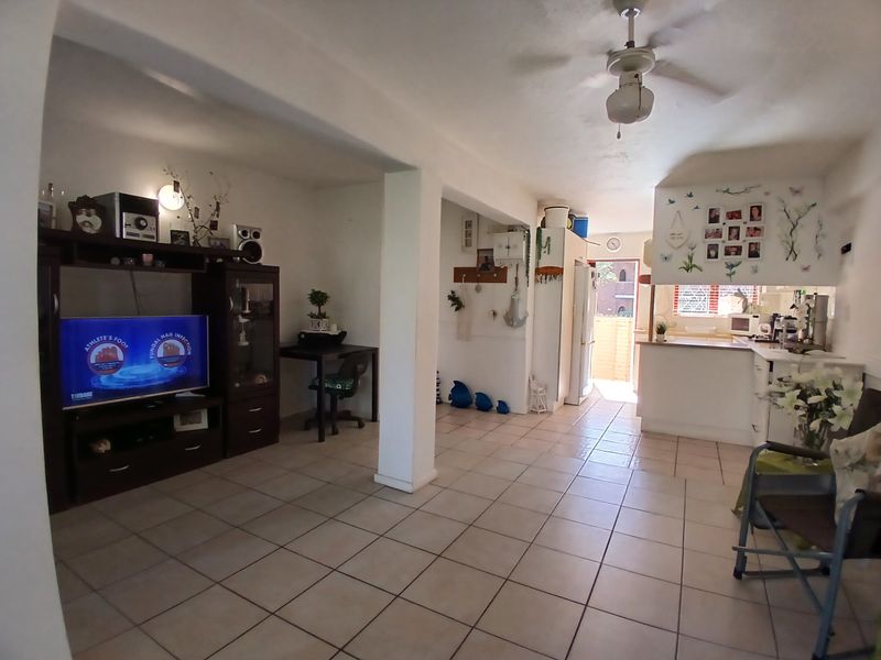 Neat Ground Floor Pet-Friendly Unit with Garden, Garage & Sea View Near Beach - Photo 4