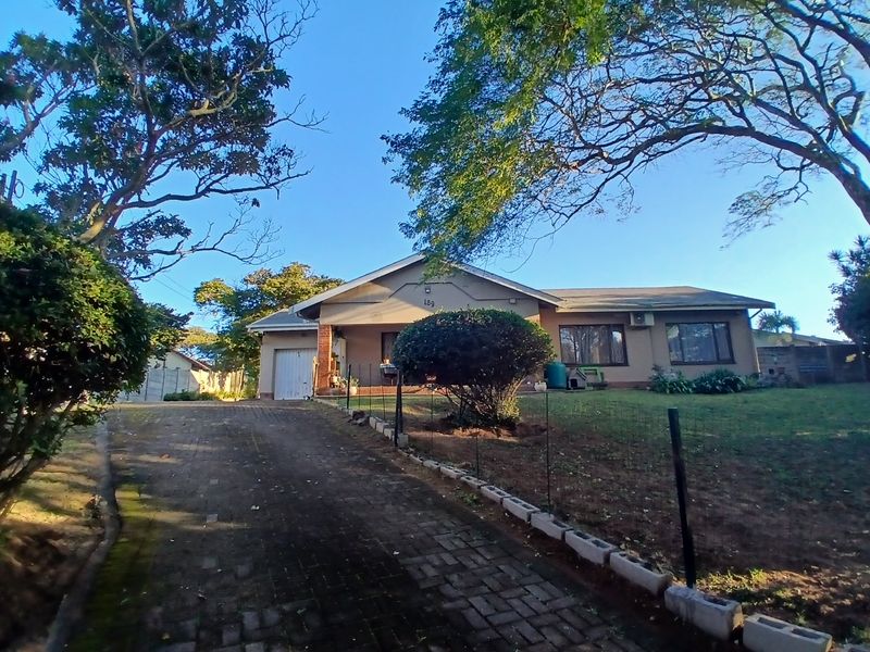 3 Bedroom House with 1 Bedroom Flatlet in Shelly Beach - Photo 1