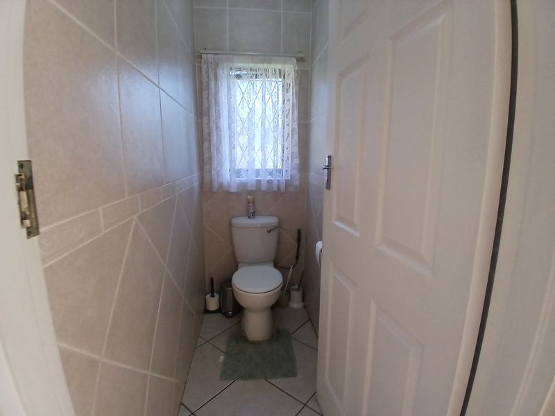 3 Bedroom House with 1 Bedroom Flatlet in Shelly Beach - Photo 10
