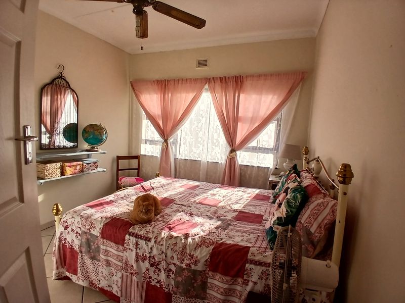 3 Bedroom House with 1 Bedroom Flatlet in Shelly Beach - Photo 9