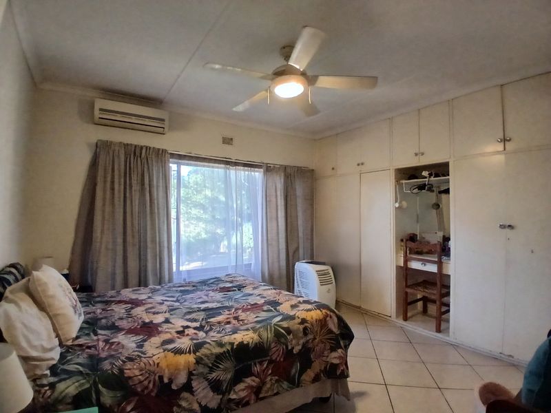 3 Bedroom House with 1 Bedroom Flatlet in Shelly Beach - Photo 8