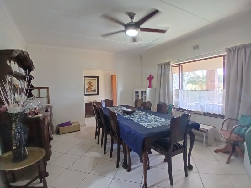 3 Bedroom House with 1 Bedroom Flatlet in Shelly Beach - Photo 6