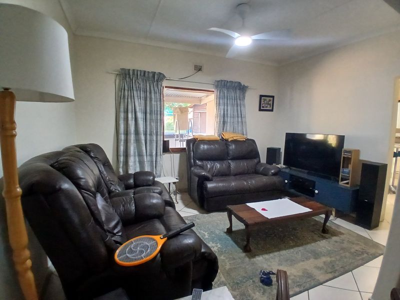 3 Bedroom House with 1 Bedroom Flatlet in Shelly Beach - Photo 5