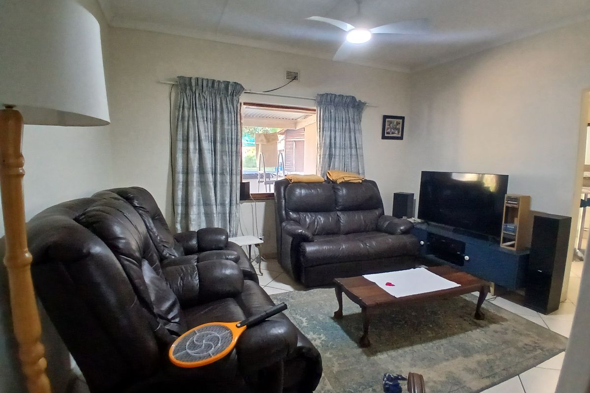 3 Bedroom House with 1 Bedroom Flatlet in Shelly Beach - Photo 5