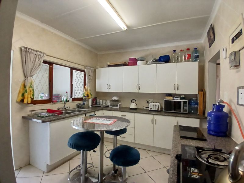 3 Bedroom House with 1 Bedroom Flatlet in Shelly Beach - Photo 4