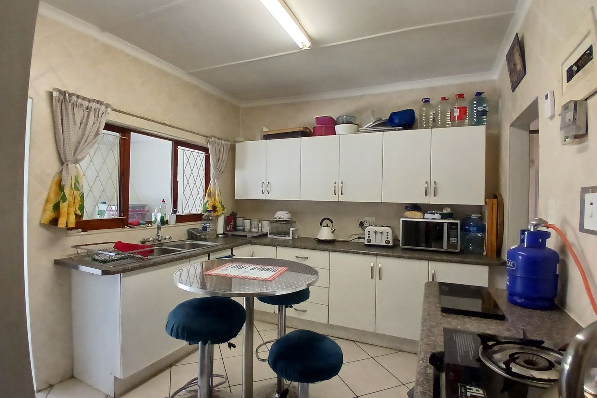 3 Bedroom House with 1 Bedroom Flatlet in Shelly Beach - Photo 4