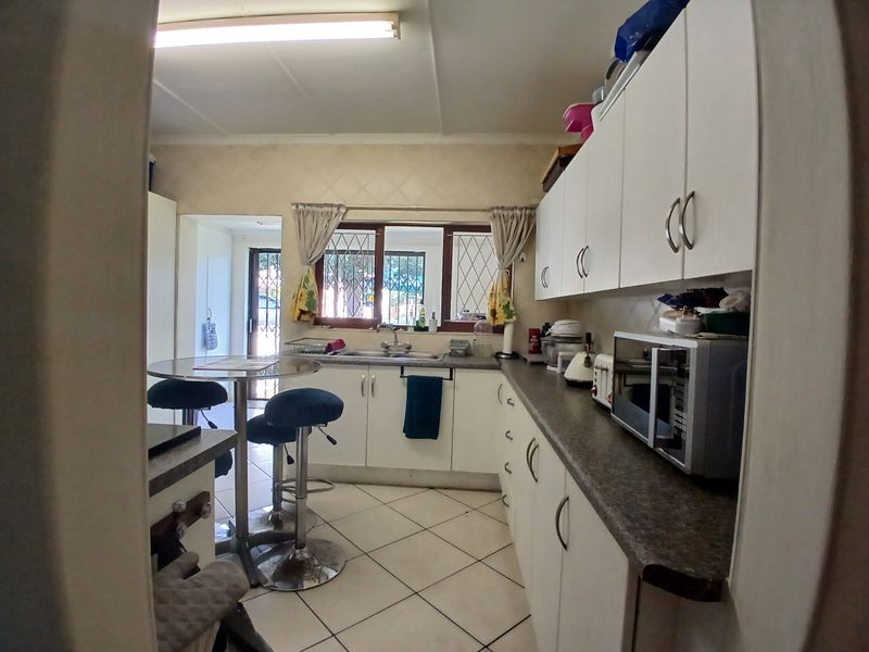 3 Bedroom House with 1 Bedroom Flatlet in Shelly Beach - Photo 3