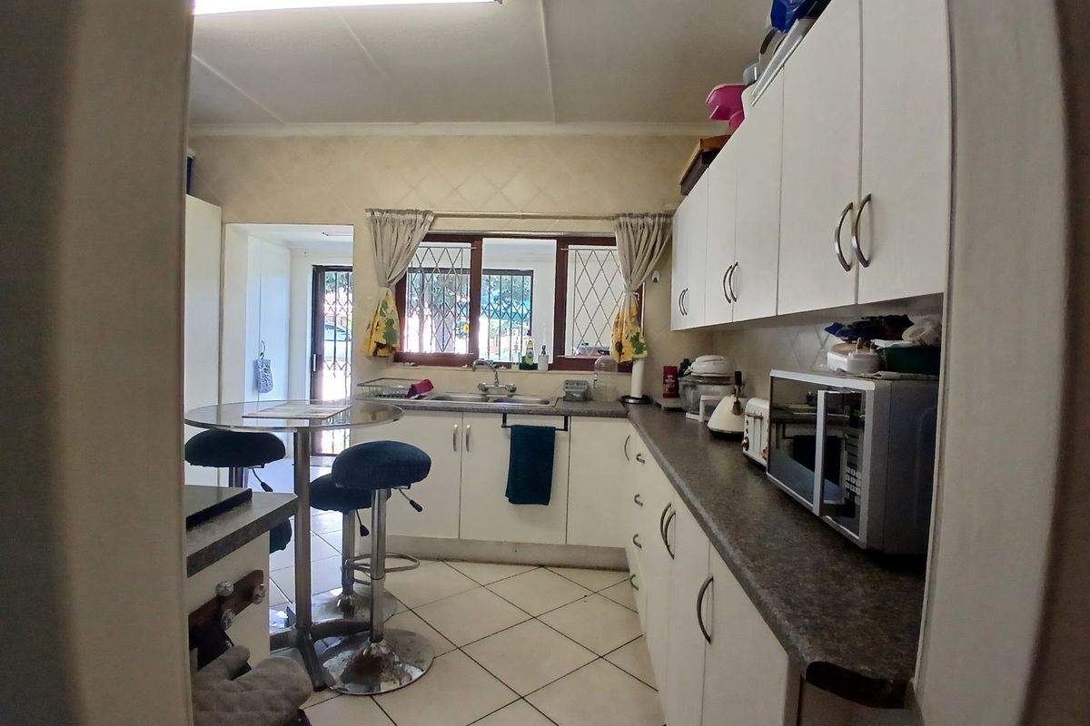 3 Bedroom House with 1 Bedroom Flatlet in Shelly Beach - Photo 3