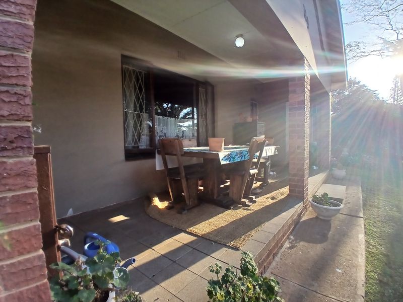 3 Bedroom House with 1 Bedroom Flatlet in Shelly Beach - Photo 2