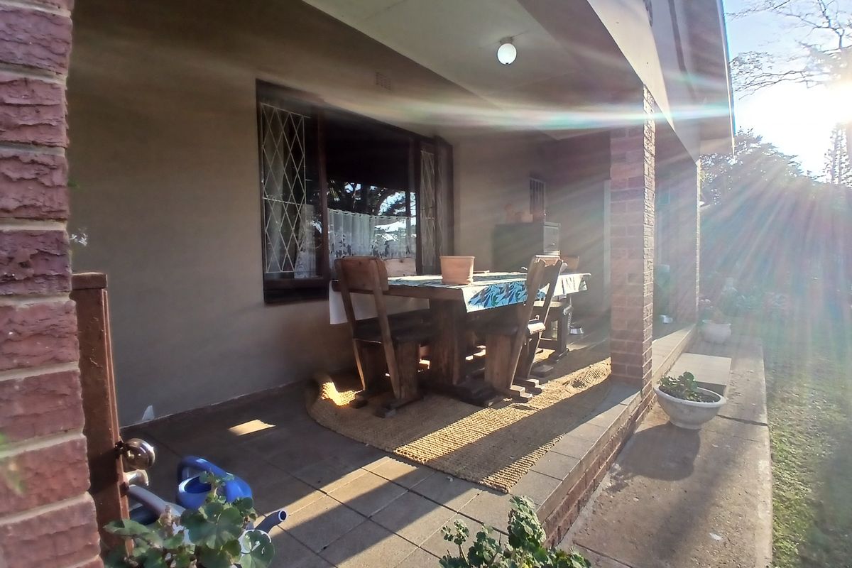 3 Bedroom House with 1 Bedroom Flatlet in Shelly Beach - Photo 2