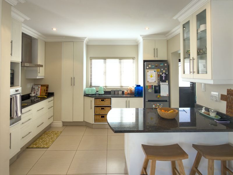 Umhlali Golf Estate Family Home with elevated views - Photo 5