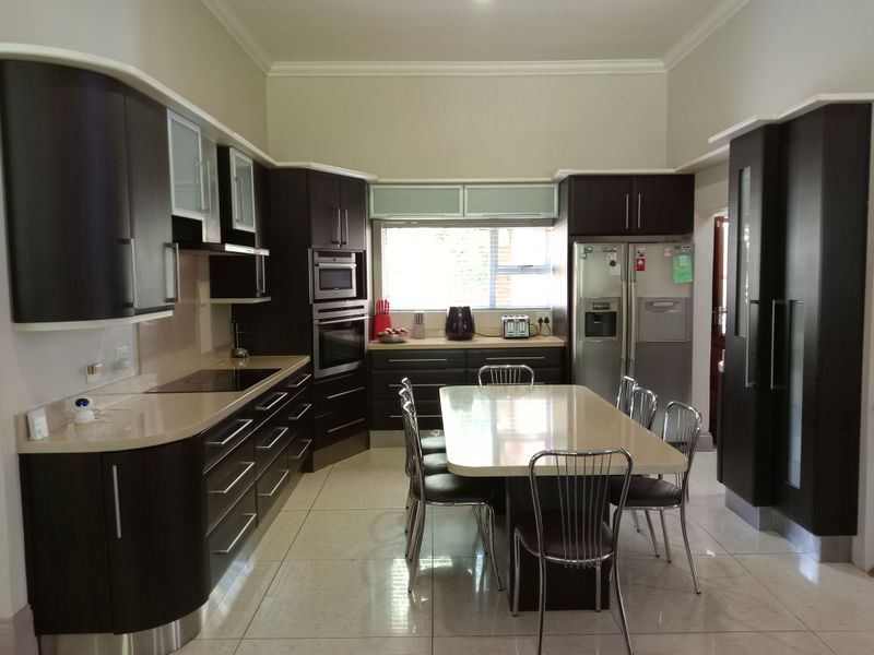 Dream Family Home in Vanes Estate! - Photo 9