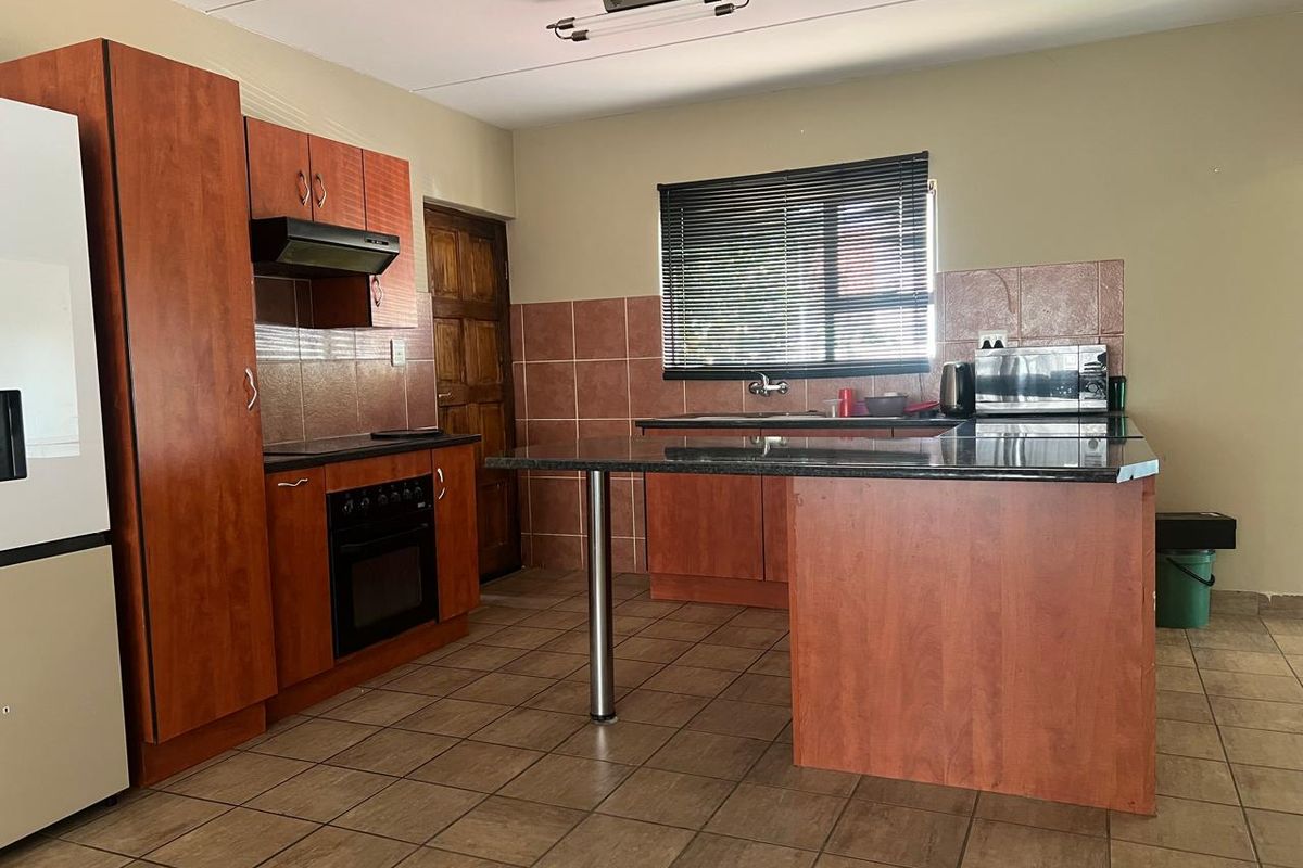 Charming 3-bedroom townhouse to let - perfect for comfortable family living! - Photo 2