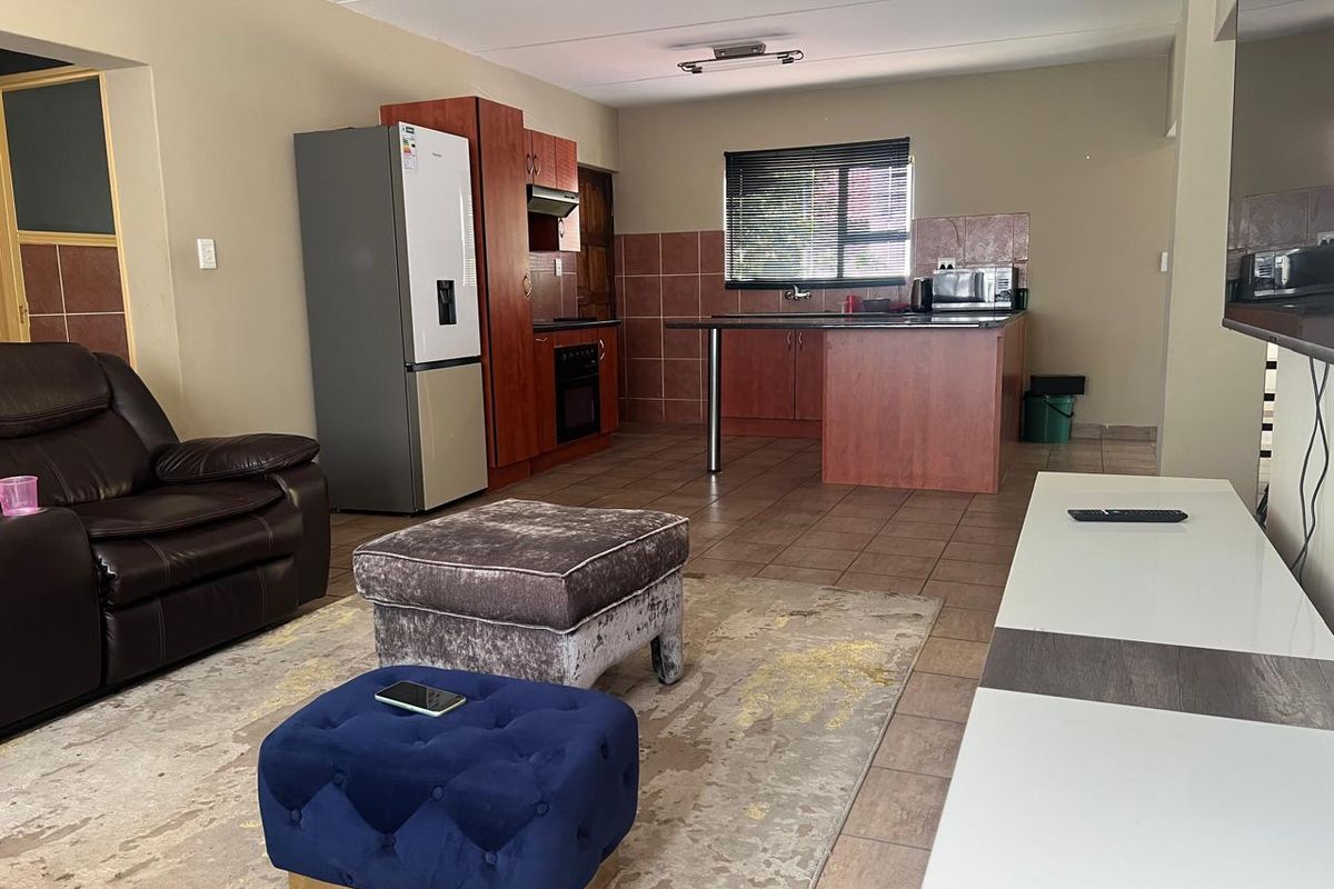 Charming 3-bedroom townhouse to let - perfect for comfortable family living! - Photo 3