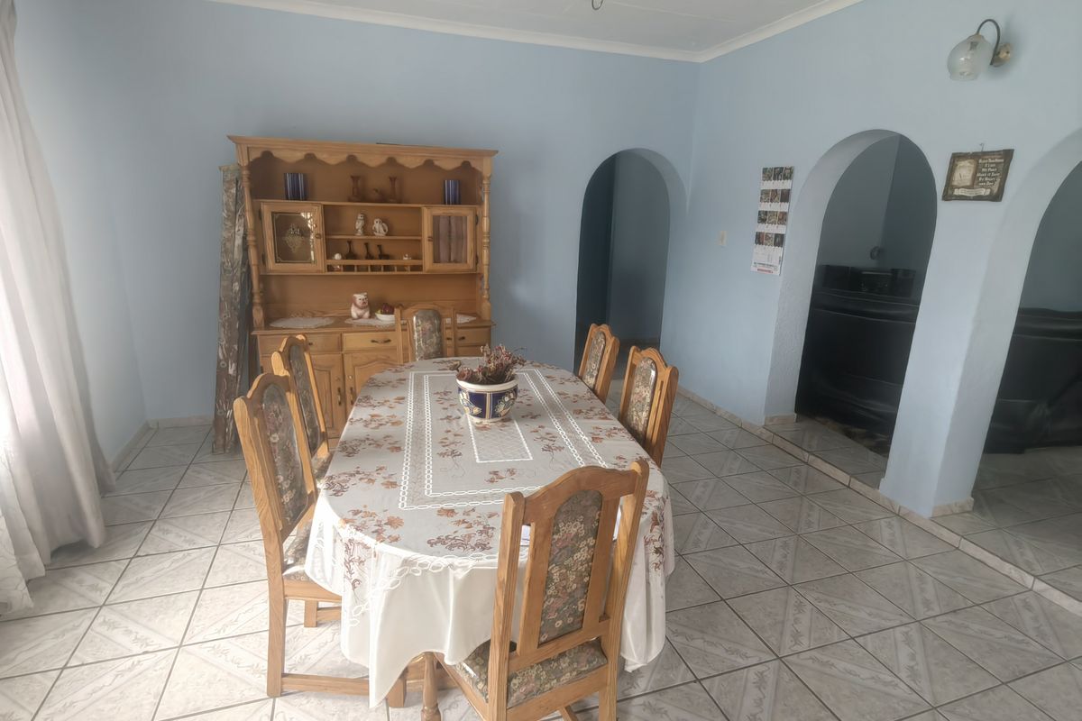 Brand New Renovation! 3 Bedrooms 2 Bathroom Double Garage Family Home - Photo 2