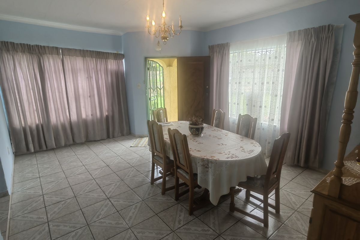 Brand New Renovation! 3 Bedrooms 2 Bathroom Double Garage Family Home - Photo 3