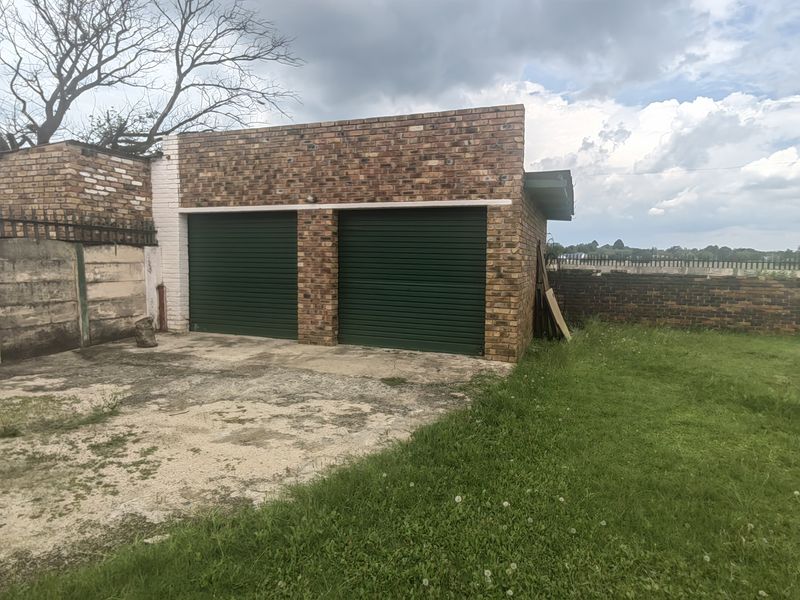 Brand New Renovation! 3 Bedrooms 2 Bathroom Double Garage Family Home - Photo 10