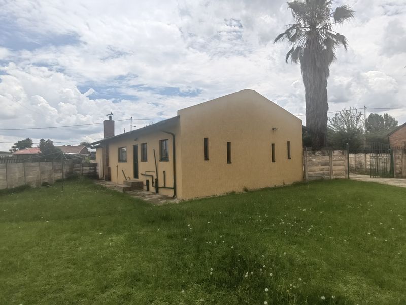 Brand New Renovation! 3 Bedrooms 2 Bathroom Double Garage Family Home - Photo 10