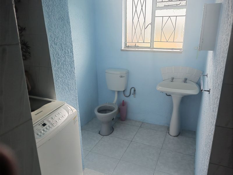 Brand New Renovation! 3 Bedrooms 2 Bathroom Double Garage Family Home - Photo 6