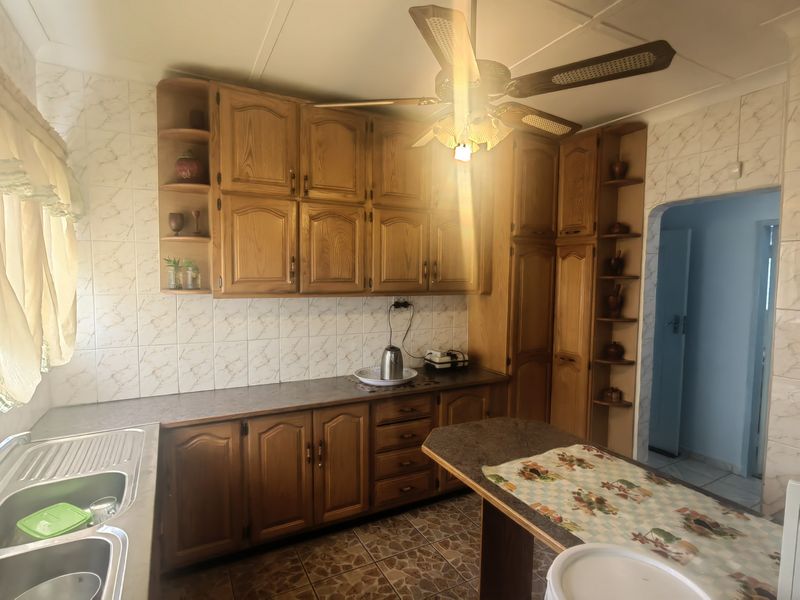 Brand New Renovation! 3 Bedrooms 2 Bathroom Double Garage Family Home - Photo 8