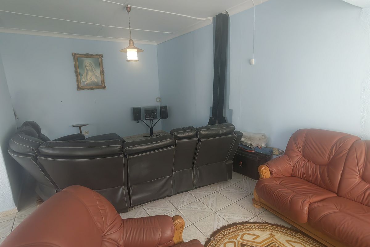 Brand New Renovation! 3 Bedrooms 2 Bathroom Double Garage Family Home - Photo 4