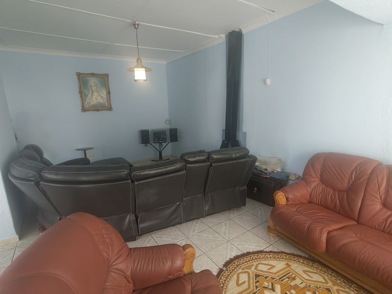 Brand New Renovation! 3 Bedrooms 2 Bathroom Double Garage Family Home - Photo 4