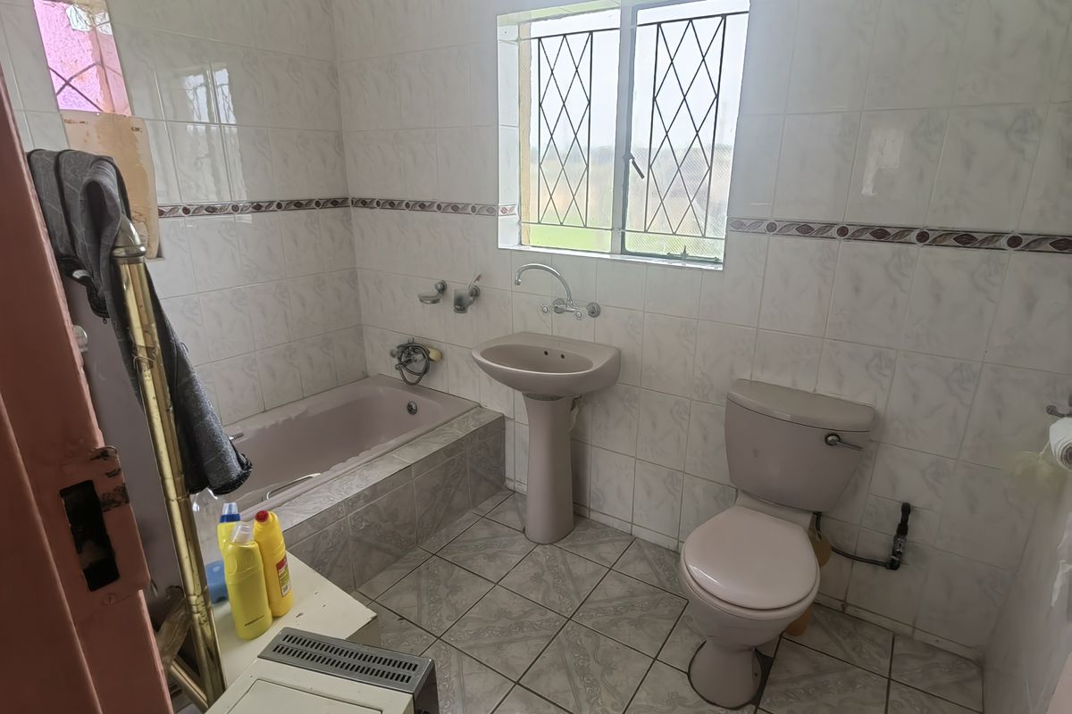 Brand New Renovation! 3 Bedrooms 2 Bathroom Double Garage Family Home - Photo 5