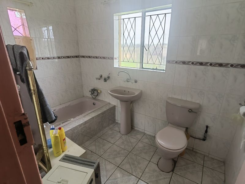 Brand New Renovation! 3 Bedrooms 2 Bathroom Double Garage Family Home - Photo 5