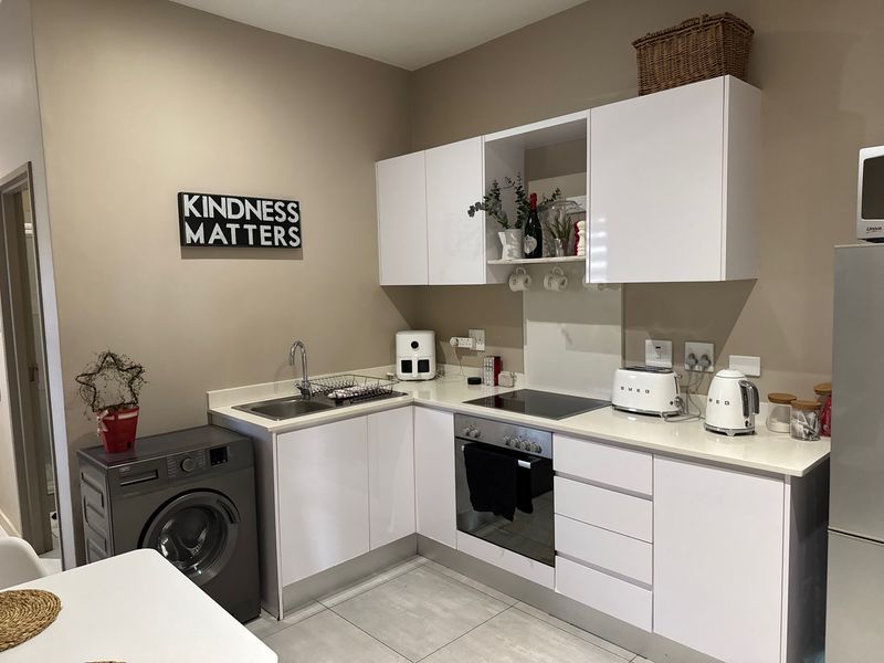 Modern One Bedroom One Bathroom Apartment is available to Rent in Hilton - Photo 8