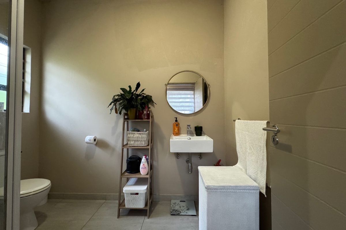 Modern One Bedroom One Bathroom Apartment is available to Rent in Hilton - Photo 4