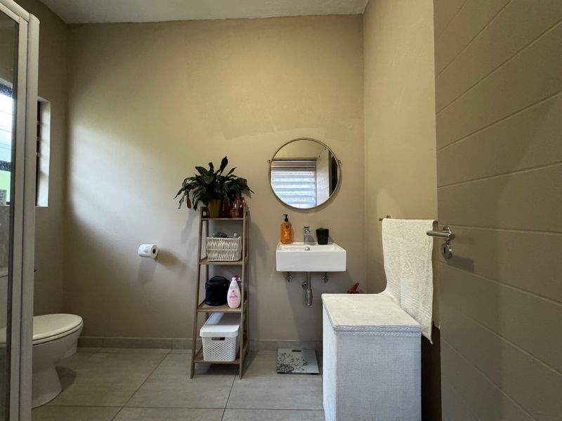 Modern One Bedroom One Bathroom Apartment is available to Rent in Hilton - Photo 4